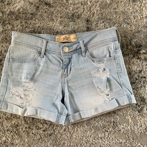 Hollister Denim Shorts // Size 3 // 26 // Midi Short